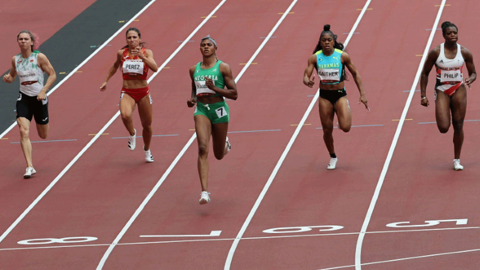العداءة البيلاروسية كريستسينا تسيمانوسكايا (يسار) خلال مشاركتها في تصفيات سباق 100 م حواجز في أولمبياد طوكيو في 30 تموز/يوليو 2021.