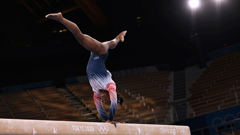 الأميركية سيمون بايلز خلال أدائها على عارضة التوازن في منافاسات الجمباز في أولمبياد طوكيو في 3 آب/أغسطس 2021