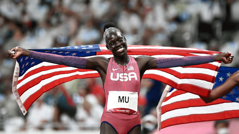 الأميركية أثينغ مو تحتفل بإحراز ذهبية سباق 800 م للسيدات في أولمبياد طوكيو في 3 آب/أغسطس 2021