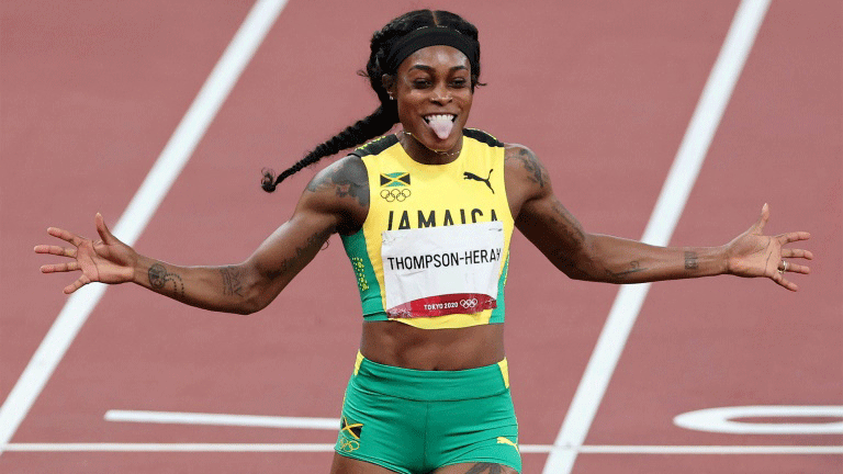 الجامايكية إيلاين تومسون-هيراهتحتف بإحرازها ذهبية 200 م في أولمبياد طوكيو في 3 آب/أغسطس 2021