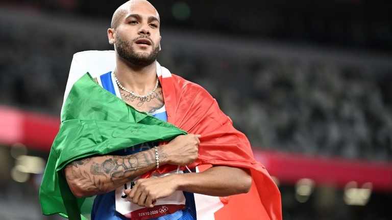 الإيطالي لامونت مارسيل جاكوبس يحتفل بفوزه بسباق 100 متر في أولمبياد طوكيو في 1 آب/أغسطس 2021