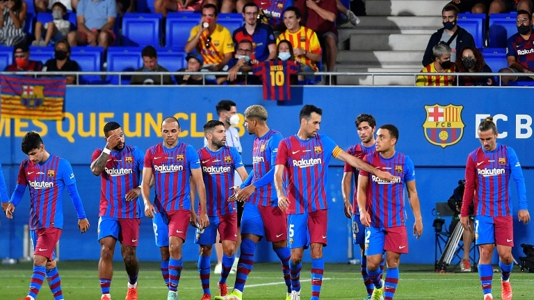 لاعبو برشلونة يحتفلون بالهدف الثاني في مرمى يوفنتوس الإيطالي خلال مباراة كأس جوان غامبر على ملعب 