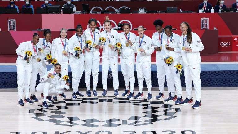 سيدات الولايات المتحدة يحتفلن بذهبية كرة السلة في أولمبياد طوكيو في 8 آب/أغسطس 2021