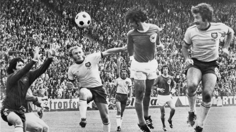 غيرد مولر (وسط) مسجلاً هدفاً لمنتخب ألمانيا الغربية في مرمى أستراليا خلال الدور الأول من كأس العالم 1974 