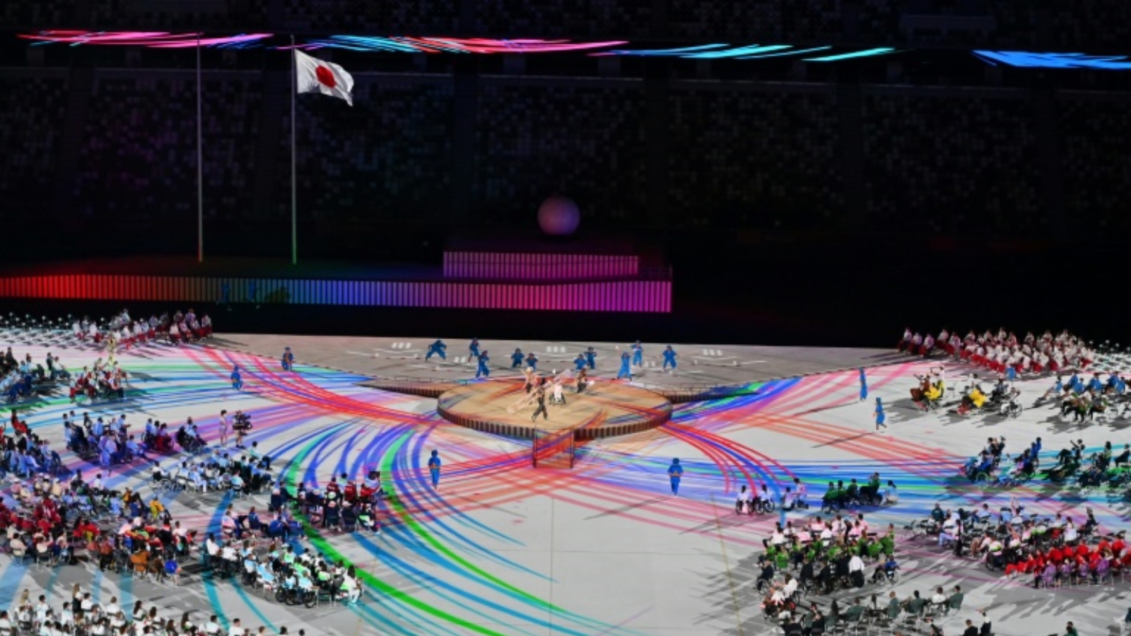 راقصون ووفود الدول المشاركة في الألعاب البارالمبية خلال حفل الإفتتاح في الاستاد الوطني في العاصمة طوكيو في 24 آب/ أغسطس 2021