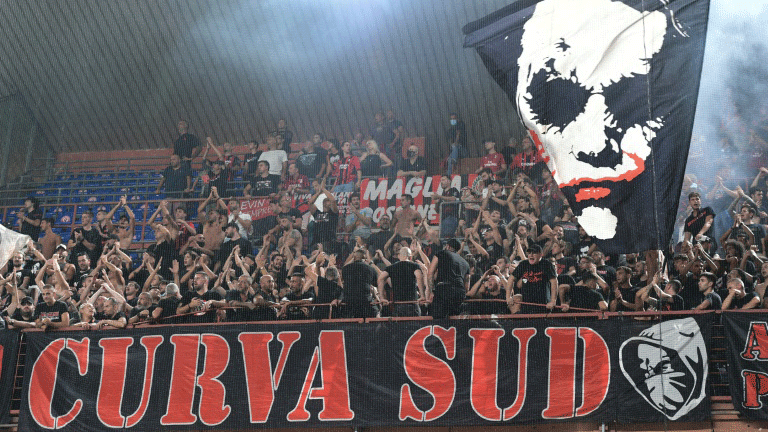 لقطة لجمهور ميلان خلال المباراة ضد سمبدوريا في الدوري الايطالي لكرة القدم، جنوى في 23 اب/اغسطس 2021