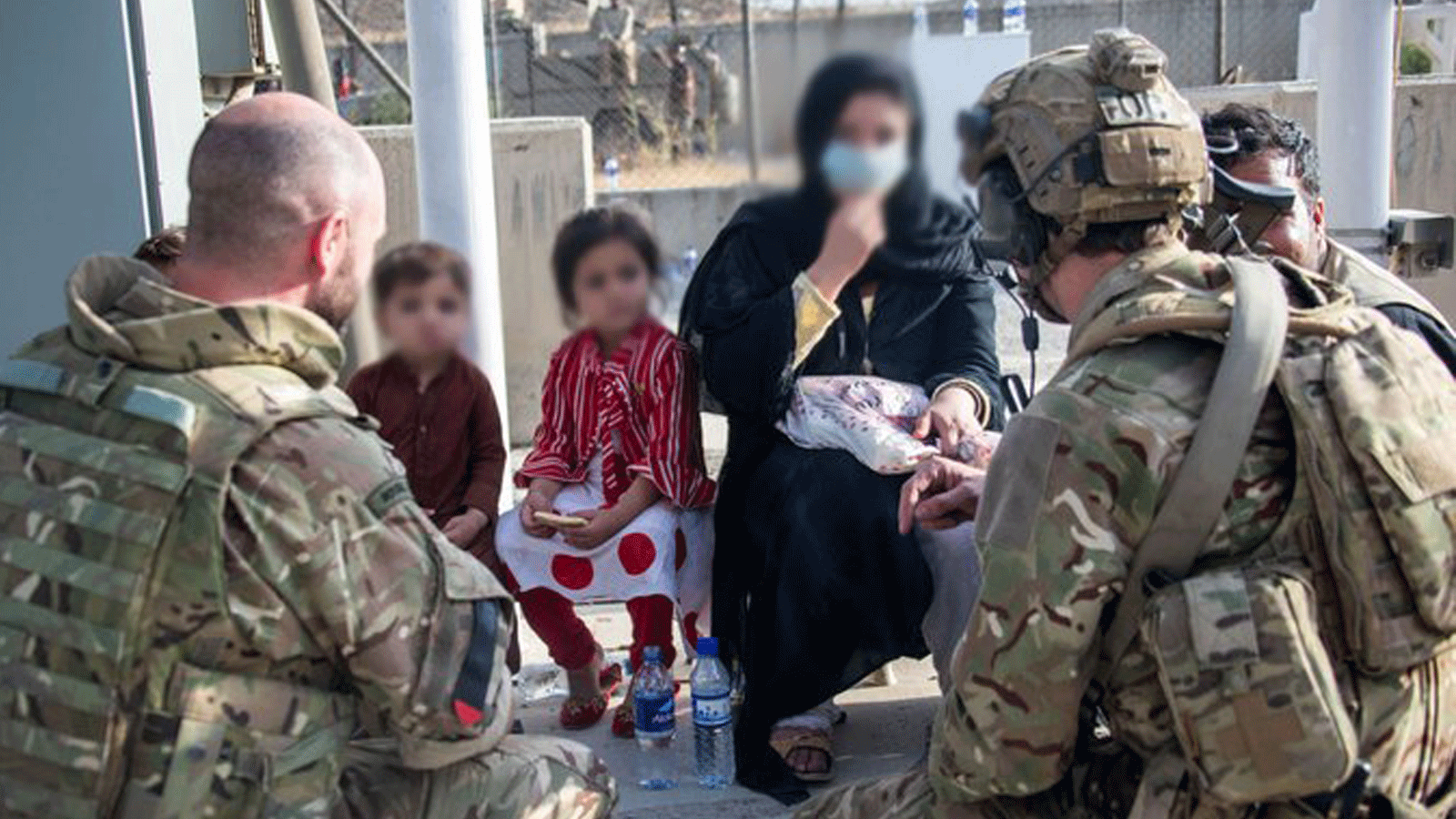 صورة وزعتها وزارة الدفاع البريطانية لجنود يساهمون في عمليات الإجلاء 
