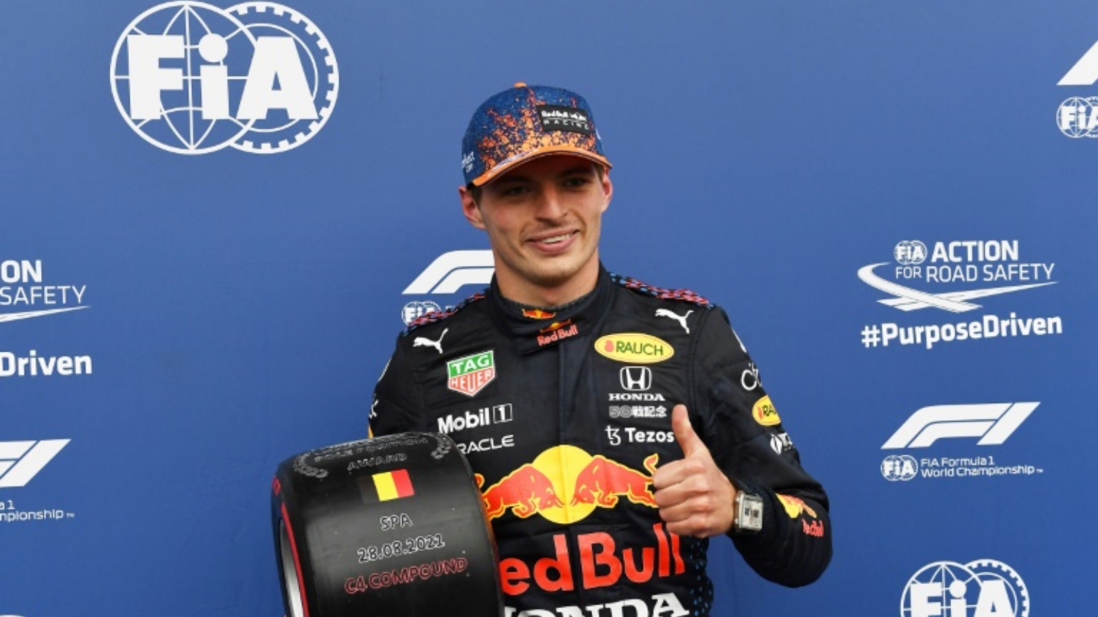 سائق ريد بول الهولندي ماكس فيرستابن محتفلًا بعد انتزاعه المركز الأول في التجارب الرسمية لسباق جائزة بلجيكا الكبرى في فورمولا واحد. بتاريخ 28 آب/ أغسطس 2021