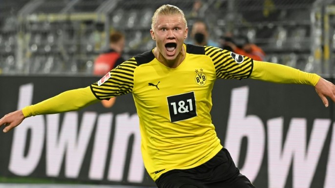 النجم النروجي إرلينغ هالاند يحتفل بهدفه لبوروسيا لدورتموند ضد هونفهايم في الدوري الالماني لكرة القدم في 27 آب/أغسطس 2021 على ملعب سيغنال إيدونا بارك