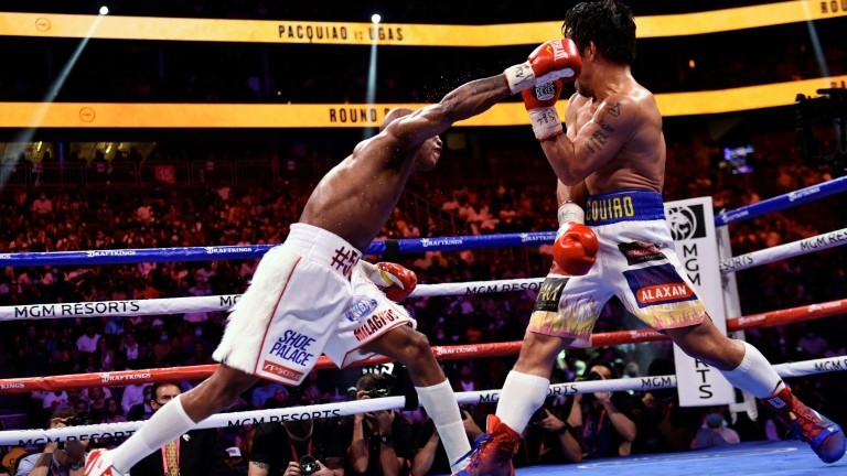 الملاكم الفيليبيني ماني باكياو بمواجهة الكوبي يوردنيس أوغاس خلال نزالهما على لقب رابطة الملاكمة العالمية 