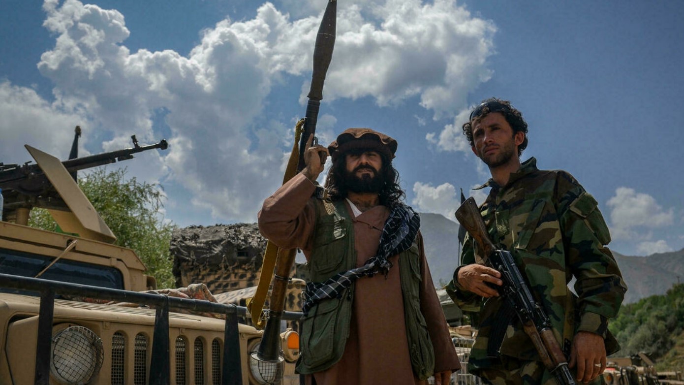 مقاتلون في وادي بانشير مع مجموعة من الأسلحة والمركبات، بما في ذلك قذائف آر بي جي وعربات همفي.