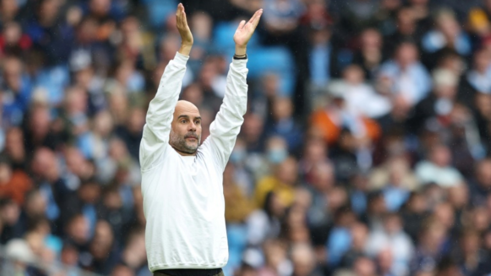 مدرب مانشستر سيتي الإسباني بيب غوارديولا يعطي تعليماته خلال مباراة فريقه ضد نوريتش سيتي في الدوري الإنكليزي الممتاز لكرة القدم. بتاريخ 21 آب/ أغسطس 2021