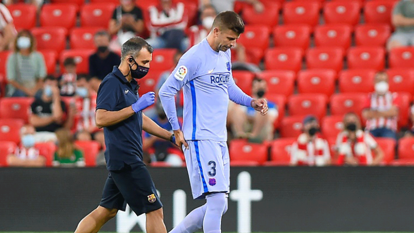مدافع برشلونة جيرار بيكيه يخرج من الملعب مصاباً خلال المباراة ضد أتلتيك بلباو في الدوري الاسباني لكرة القدم، بلباو في 21 اب/اغسطس 2021