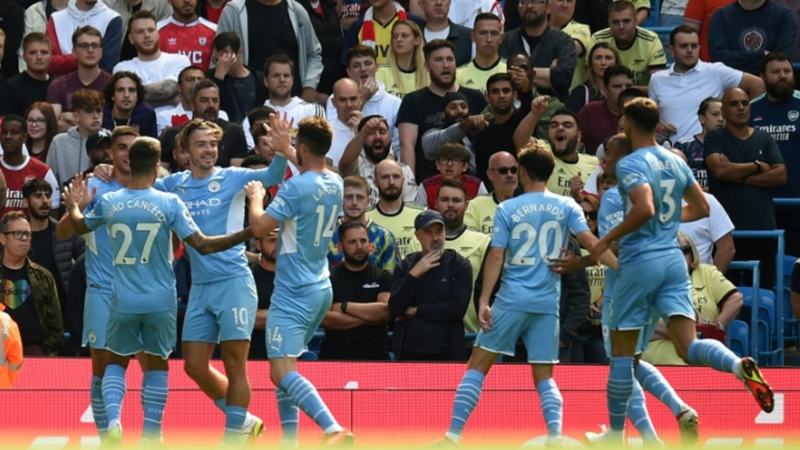 لاعبو مانشستر سيتي يحتفلون بهدف الإسباني فيران توريس ضد أرسنال في الدوري الإنكليزي الممتاز لكرة القدم على ملعب الاتحاد. بتاريخ 28 آب/ أغسطس 2021.