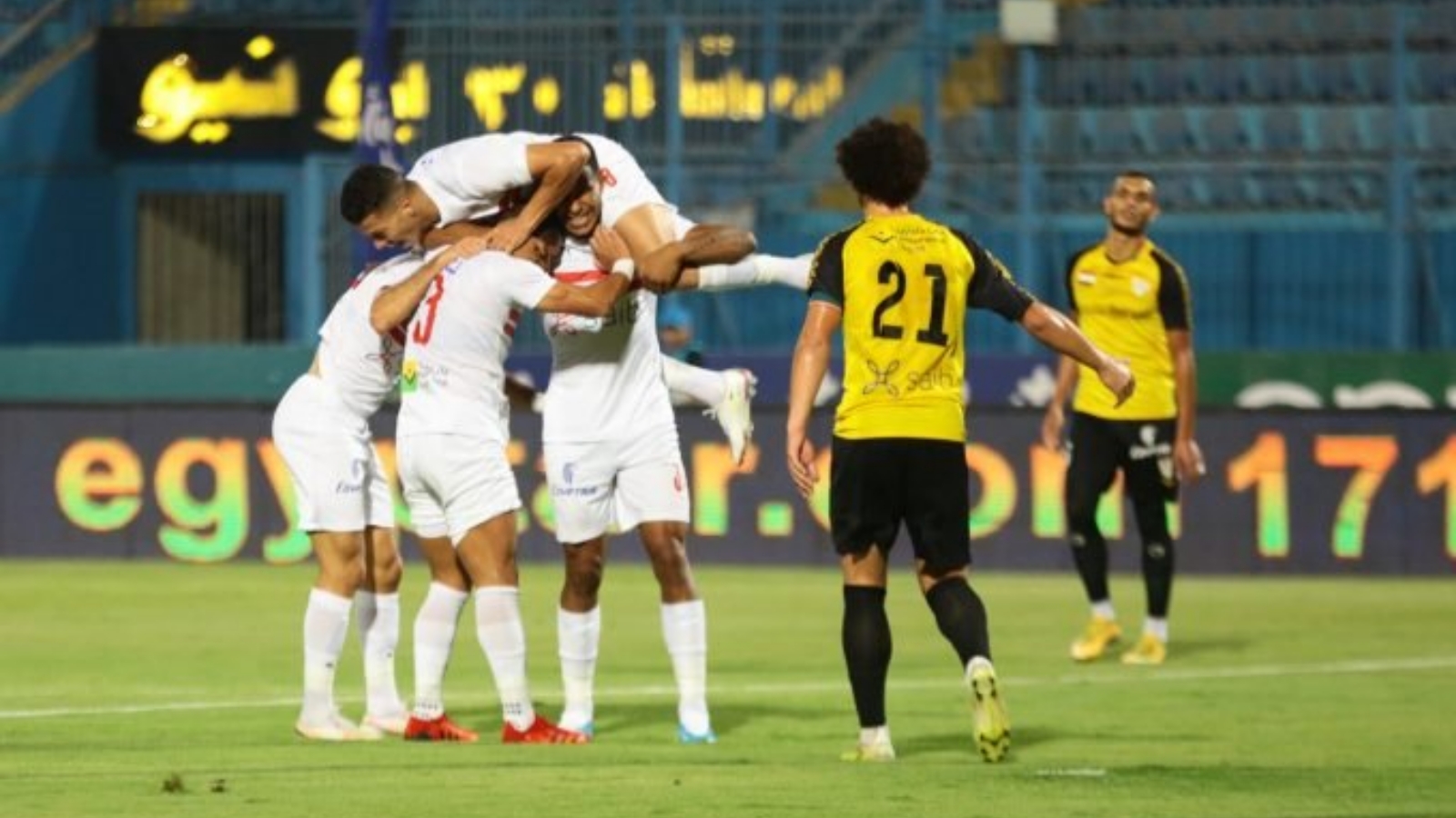 لاعبو الزمالك يحتفلون بتتويجه بطلًا للدوري المصري لكرة القدم للمرة الثالثة عشرة في تاريخه والأولى منذ 2015. بتاريخ 24 آب/ أغسطس 2021.