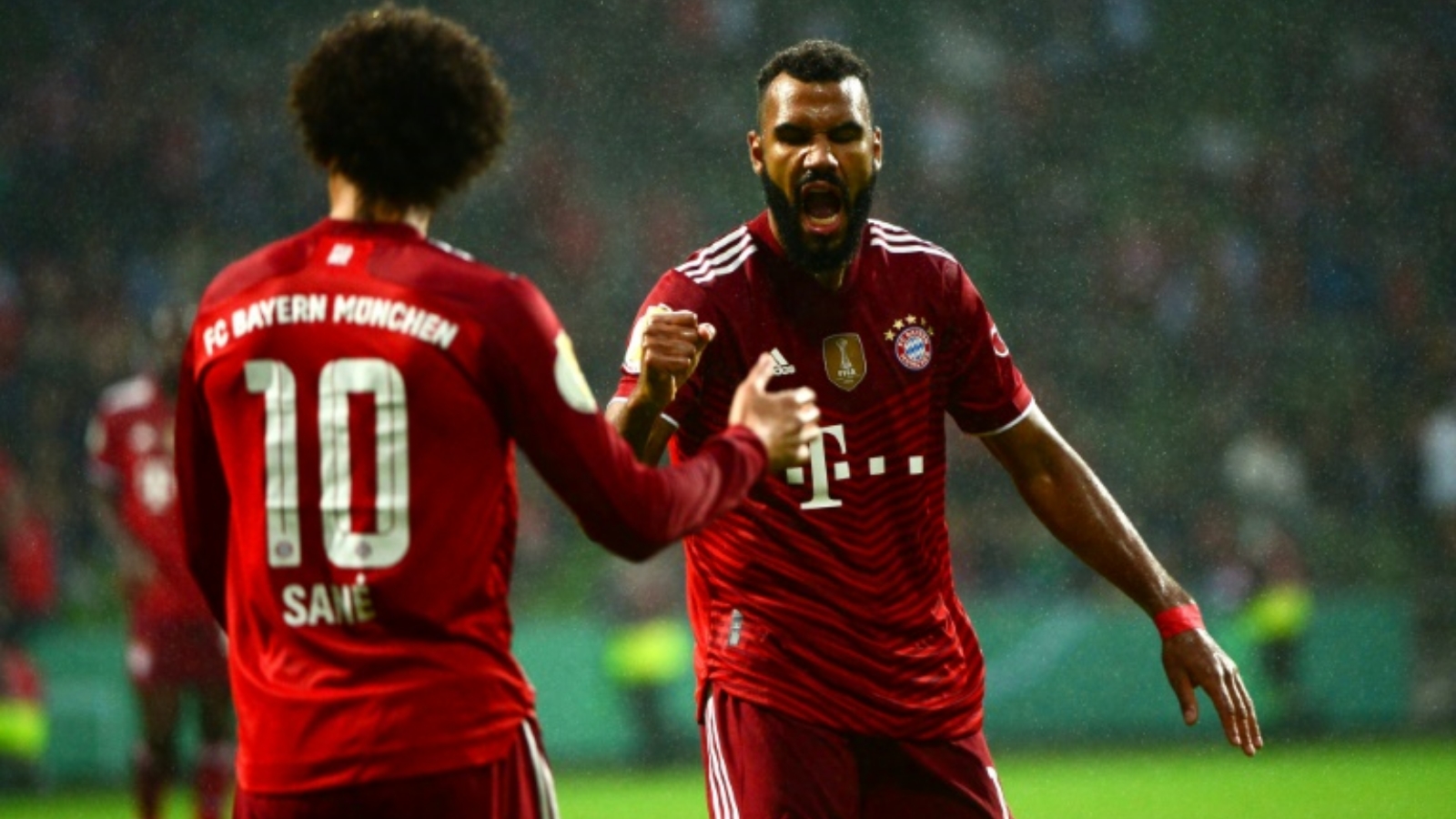 مهاجم بايرن ميوينخ إريك-مكسيم تشوبو موتينغ يحتفل بهدفه مع زميله لوروا سانيه ضد بريمر في كأس ألمانيا. بتاريخ 25 آب/ أغسطس 2021