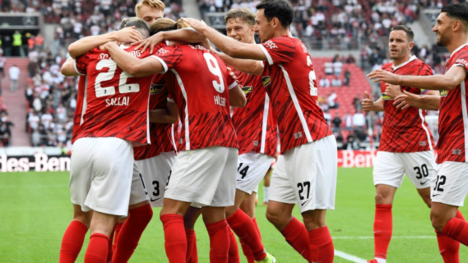 لاعبو فرايبورغ يحتفلون بتسجيل الهدف الثاني في مرمى شتوتغارت ضمن المرحلة الثالثة من الدوري الألماني لكرة القدم في 28 آب/أغسطس 2021
