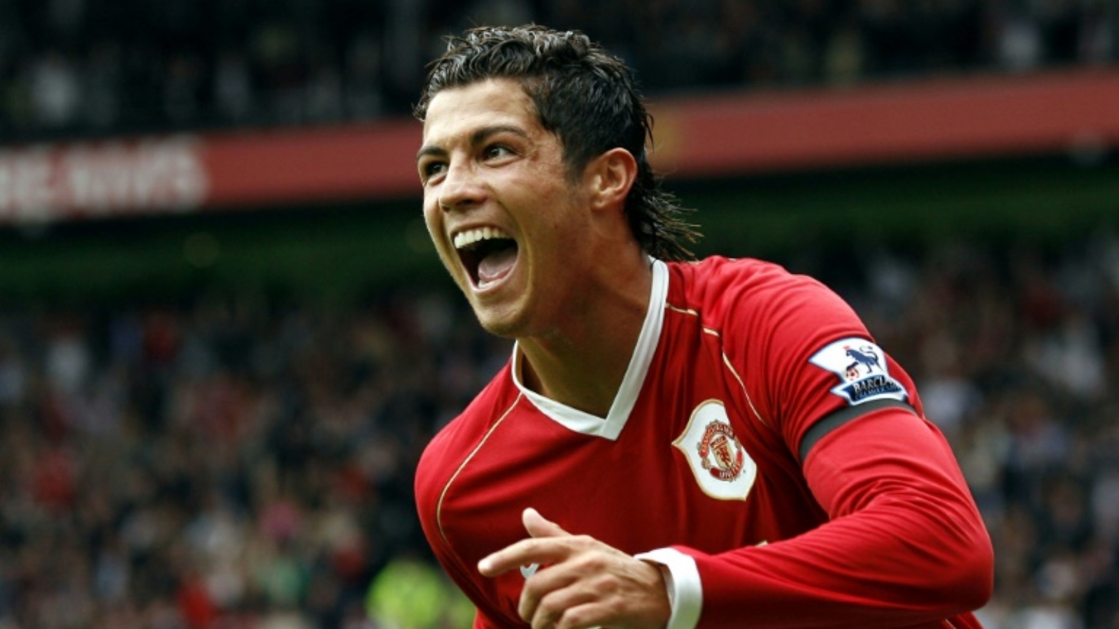 كريستيانو رونالدو وصل إلى يونايتد في العام 2003 في سن الـ18 قادمًا من سبورتينغ وأمضى معه ستة مواسم، سجّل خلالها 118 هدفًا في 292 مباراة.