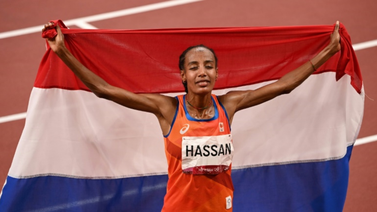 العدّاءة الهولندية سيفان حسن تحتفل بتتويجها بذهبيّة سباق 10 الاف م في دورة الألعاب الأولمبية في طوكيو. بتاريخ 7 آب/ أغسطس 2021.