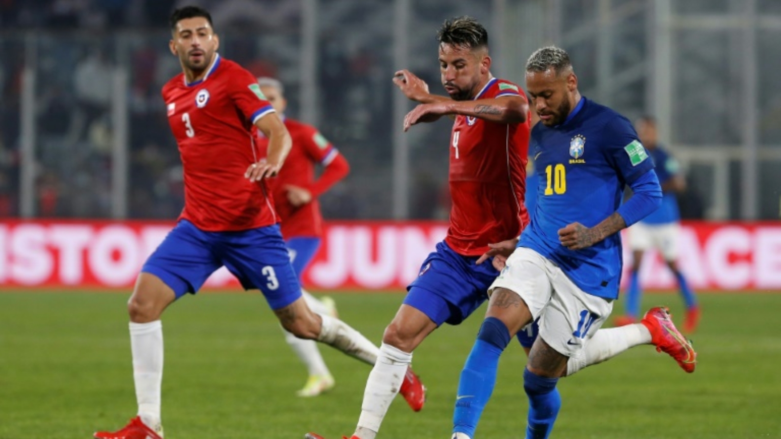 التشيلي ماوريسيو إيسلا (وسط) يحاول انتزاع الكرة من البرازيلي نيمار في تصفيات مونديال 2022 في سانتياغو. في 2 أيلول/ سبتمبر 2021.