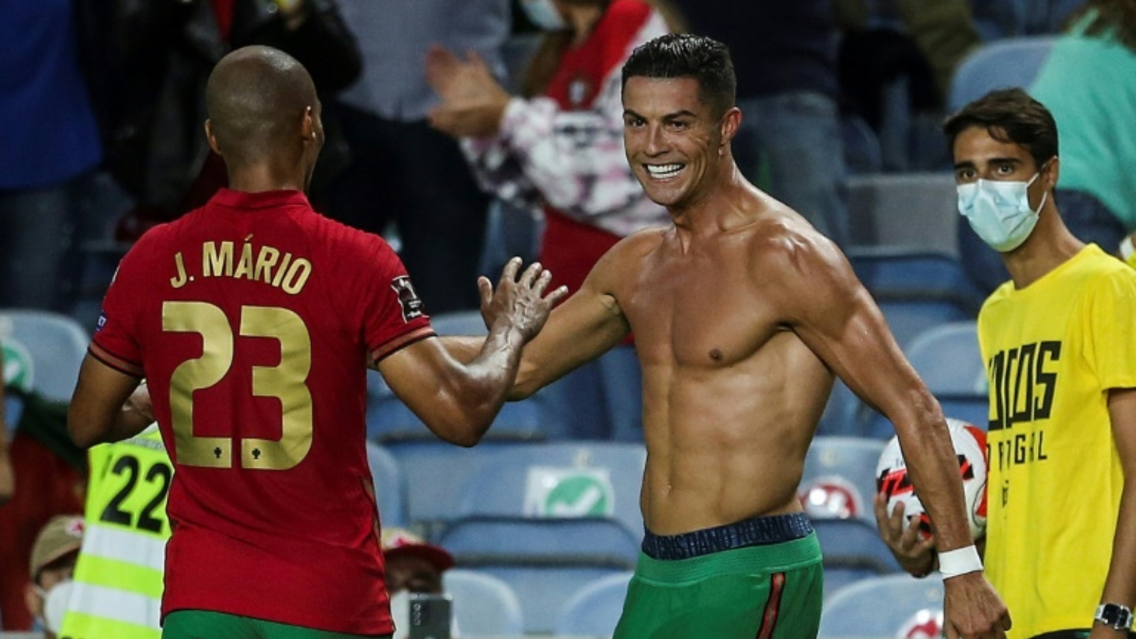 رونالدو يُبدع في مواجهة إيرلندا ويقود البرتغال إلى الفوز ويحطّم رقم الإيراني علي دائي التاريخي. بتاريخ 1 أيلول/ سبتمبر 2021. 