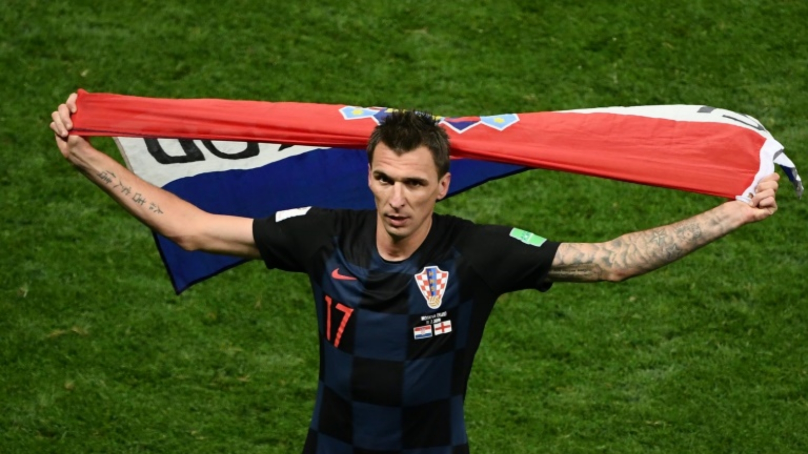 مهاجم المنتخب الكرواتي ماريو ماندجوكيتش يحتفل بالتأهل إلى المباراة النهائية لكأس العالم عقب الفوز على انكلترا 2-1 بعد التمديد في نصف النهائي في موسكو. بتاريخ 11 تموز/يوليو 2018.