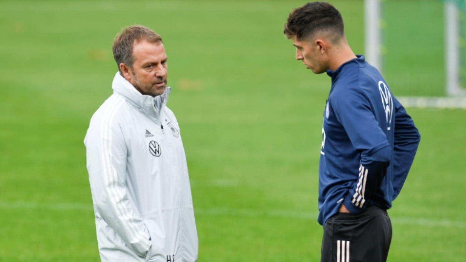 مدرب منتخب ألمانيا الجديد هانزي فليك يتحدّث إلى مهاجم تشلسي الإنكليزي كاي هافيرتس خلال إحدى الحصص التدريبية.