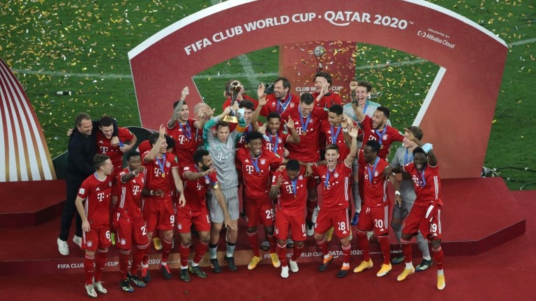 لاعبو بايرن ميونيخ الألماني يحتفلون بفوزهم في نهائي كأس العالم للأندية في 11 شباط/فبراير 2021 في قطر
