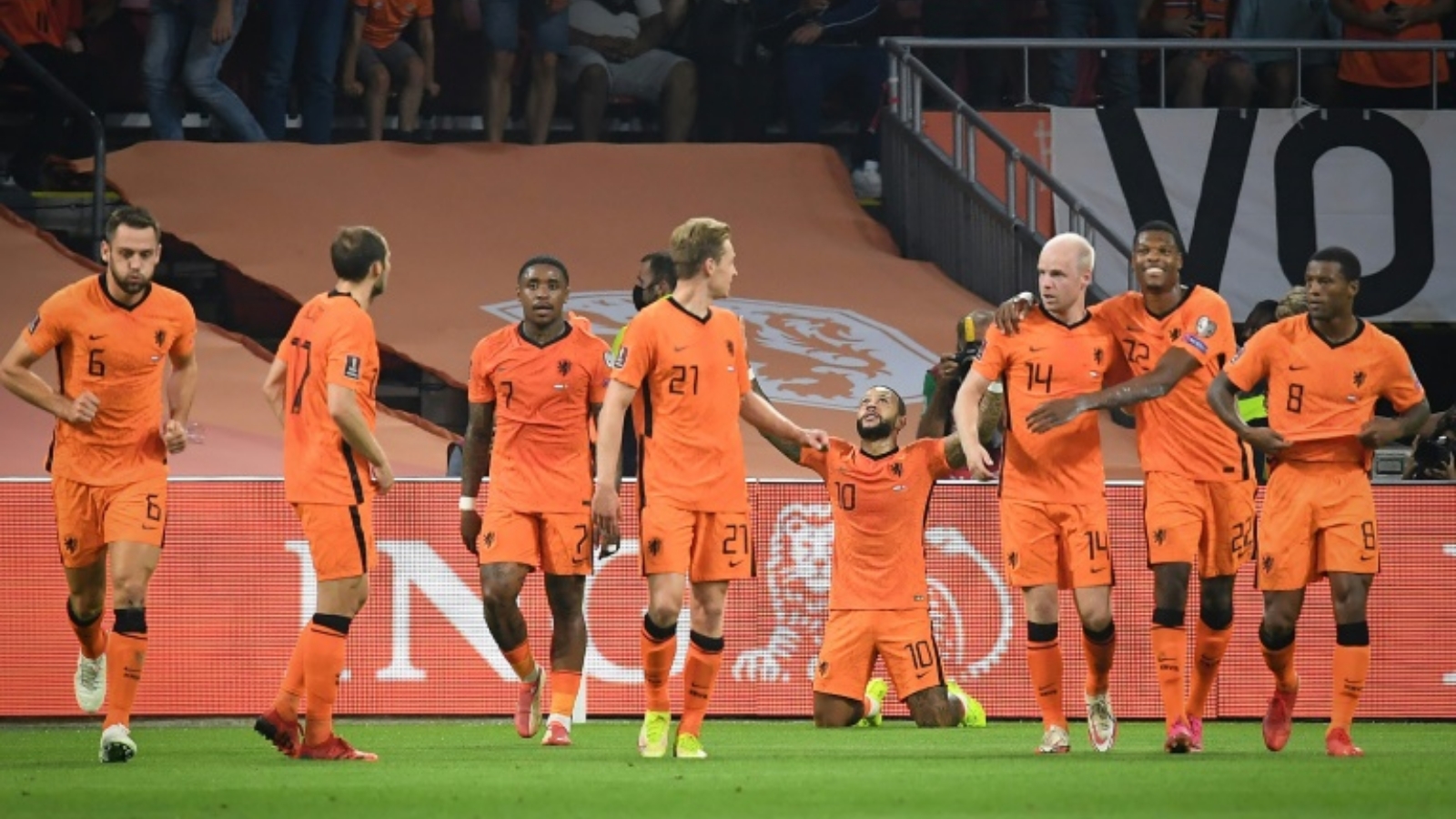 لاعبو هولندا يحتفلون بالفوز الكاسح على تركيا، في أمستردام. بتاريخ 7 أيلول/ سبتمبر 2021. 