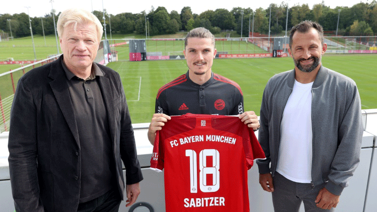 لاعب بايرن ميونيخ الجديد الدولي النمسوي مارسيل سابيتسر (وسط) الى جانب الرئيس التنفيذي اوليفر كان (يسار) والمدير الرياضي البوسني حسن صالح حميدجيتش في التاسع من أيلول/سبتمبر 2021.