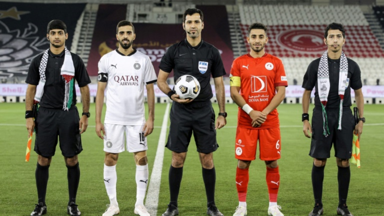 الحكام واللاعبون قبل نهائي كأس أمير قطر بين السد والعربي في 9 أيار/مايو 2021