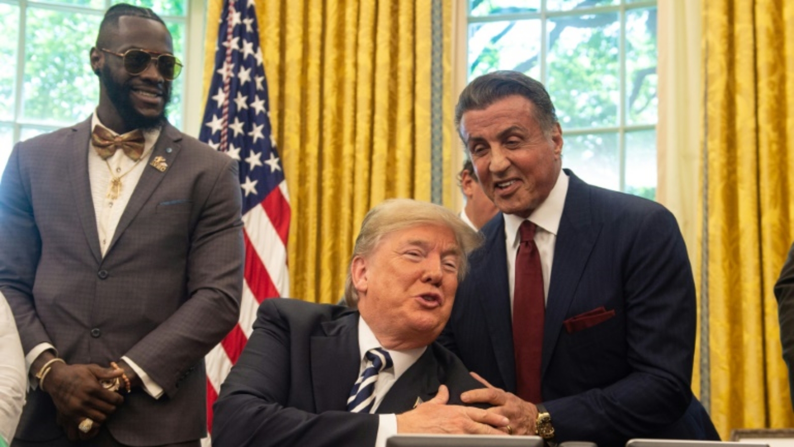 الرئيس الأميركي دونالد ترامب محاطاً بالممثل سيلفستر ستالون (يمين) والملاكم لينوكس بويس في البيت الأبيض. بتاريخ 24 أيار/ مايو 2018.