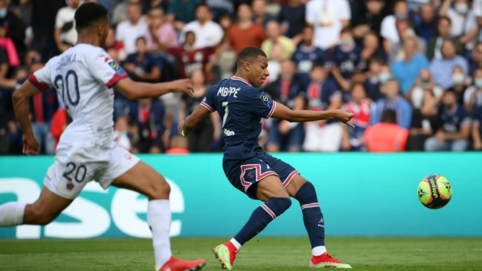 المهاجم الفرنسي مبابي في لقطة من مباراة باريس سان جرمان وضيفه كليرمون فيران. بتاريخ 11 أيلول/ سبتمبر 2021.