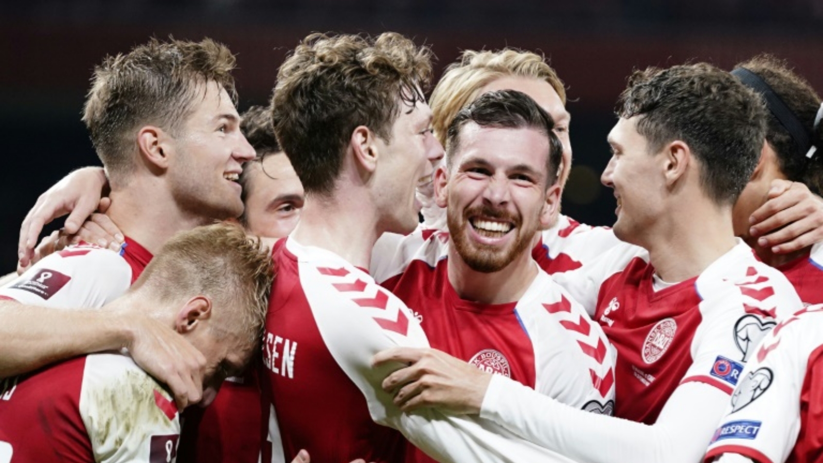 لاعبو الدنمارك يحتفلون بالتسجيل في مرمى إسرائيل خلال لقاء المنتخبين في تصفيات مونديال 2022، كوبنهاغن في 7 أيلول/ سبتمبر 2021.