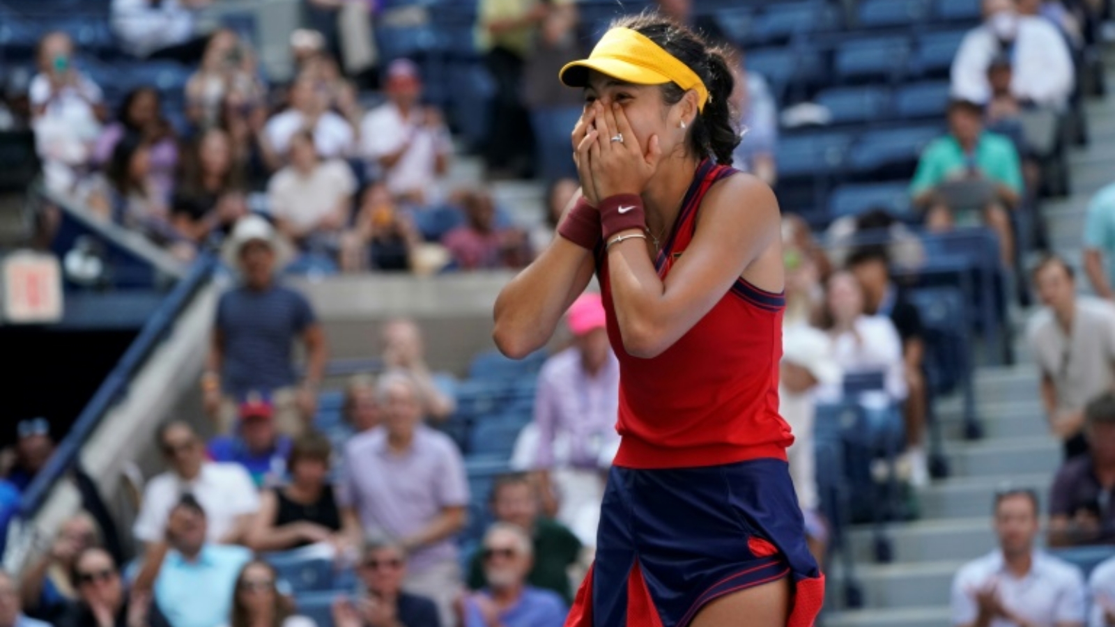 البريطانية إيما رادوكانو تحتفل بفوزها في الدور ربع النهائي من بطولة الولايات المتحدة لكرة المضرب. بتاريخ 8 أيلول/ سبتمبر 2021.
