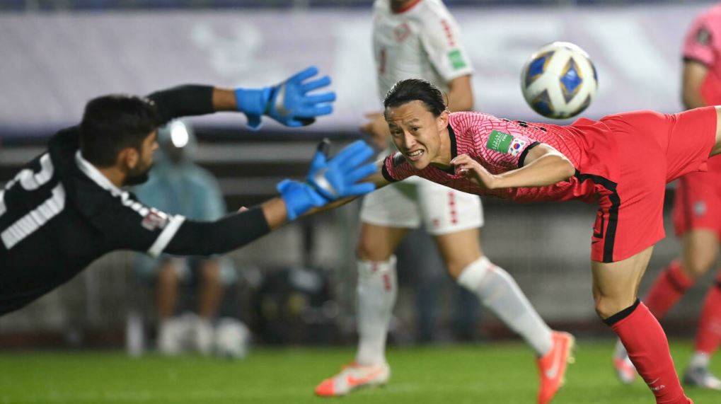 الكوري الجنوبي لي جاي سونغ يتنافس على الكرة مع حارس المرمى اللبناني مصطفى مطر (يسار) خلال الجولة الثانية من التصفيات الآسيوية المؤهلة إلى مونديال قطر 2022 في 7 أيلول/سبتمبر 2021 