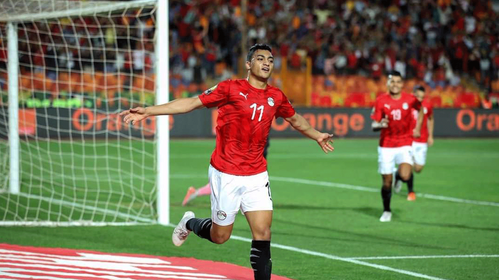 صورة متداولة على تويتر توثِّق اللحظة الاحتفالية للاعب المصري مصطفى محمد 