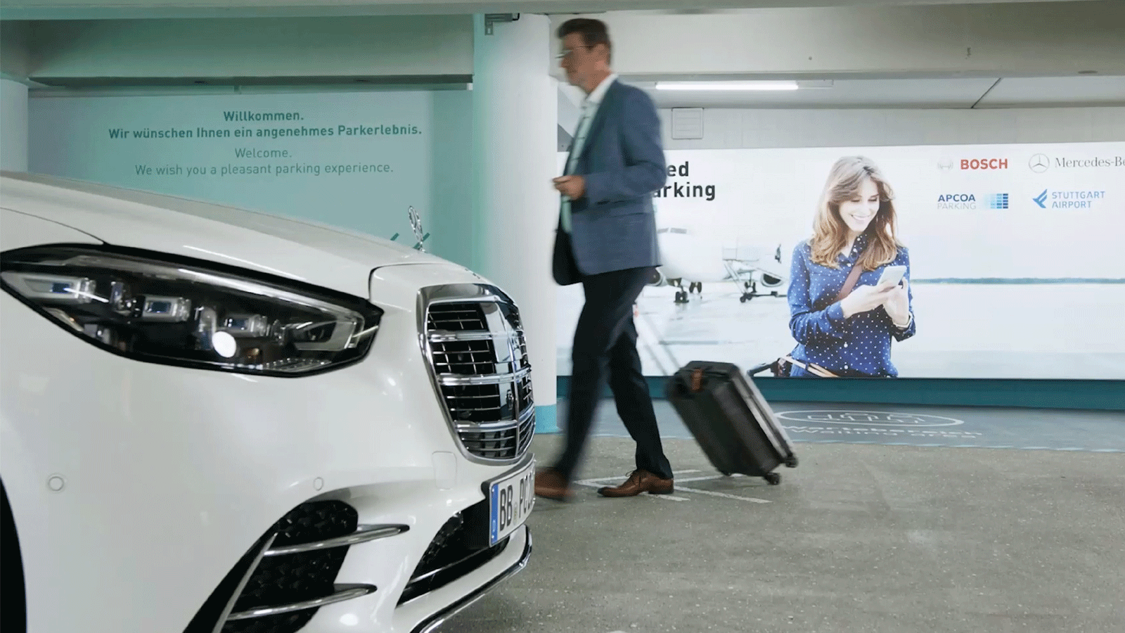 أول سلسلة تستخدم توقيف السيارات عن بعد باستخدام الهاتف الذكي في العالم في مرآب السيارات بمطار شتوتغارت. في ال STR_Airport(صورة من صفحة مطار شتوتغارت الرسمية على تويتر) 