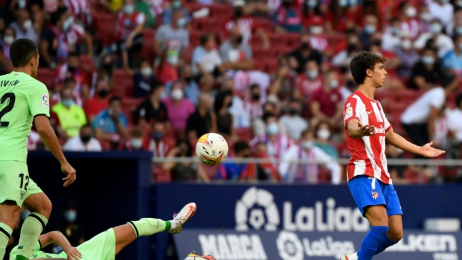 البرتغالي جواو فيليكس طرد في أواخر الشوط الثاني من المباراة أمام اتلتيك بلباو في الدوري الإسباني لكرة القدم.