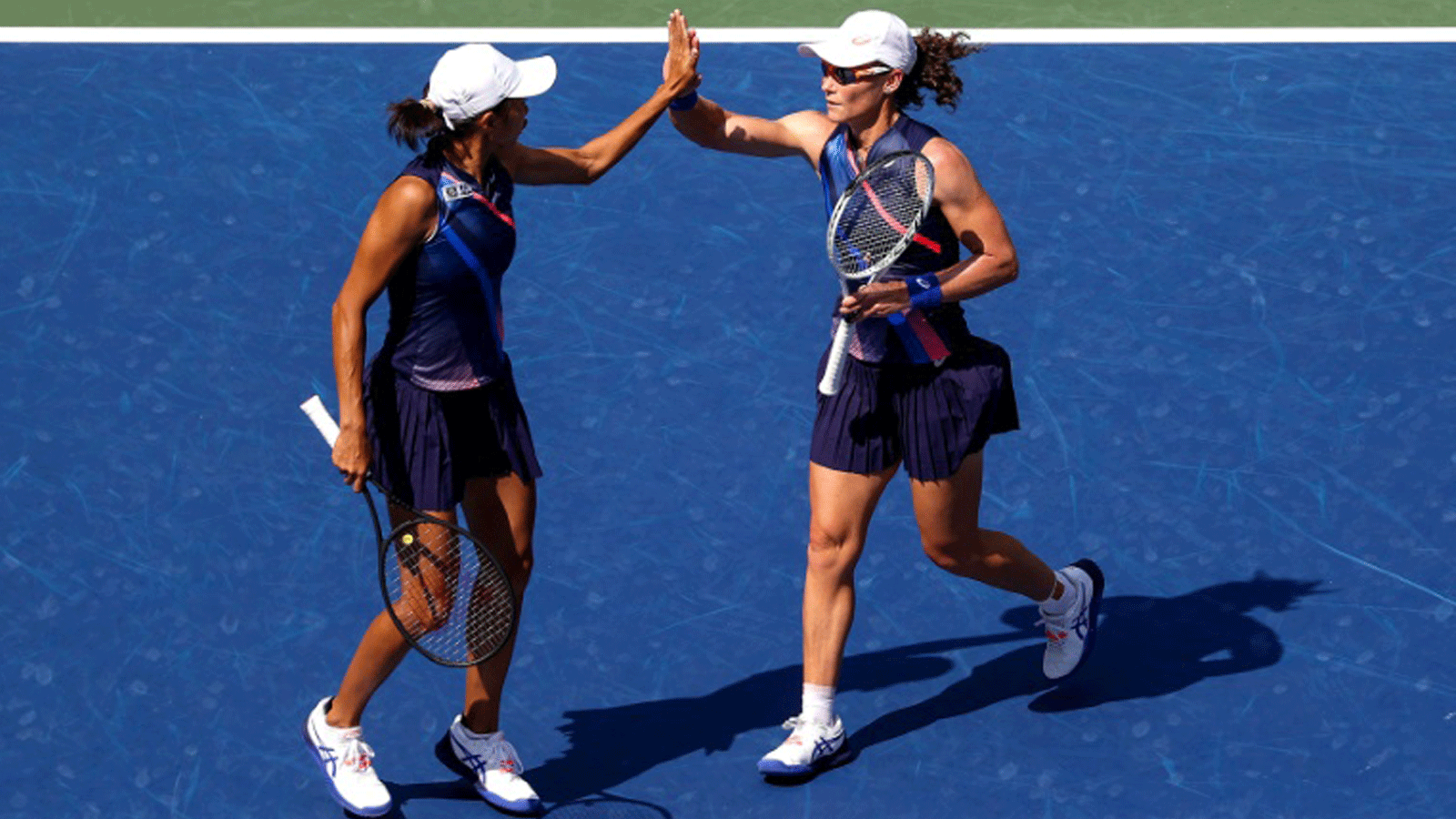 الاسترالية سامانثا ستوسور (يمين) والصينية شواي جانغ (يسار) خلال نهائي زوجي السيدات في بطولة فلاشينغ ميدوز لكرة المضرب، نيويورك في 12 ايلول/سبتمبر 2021