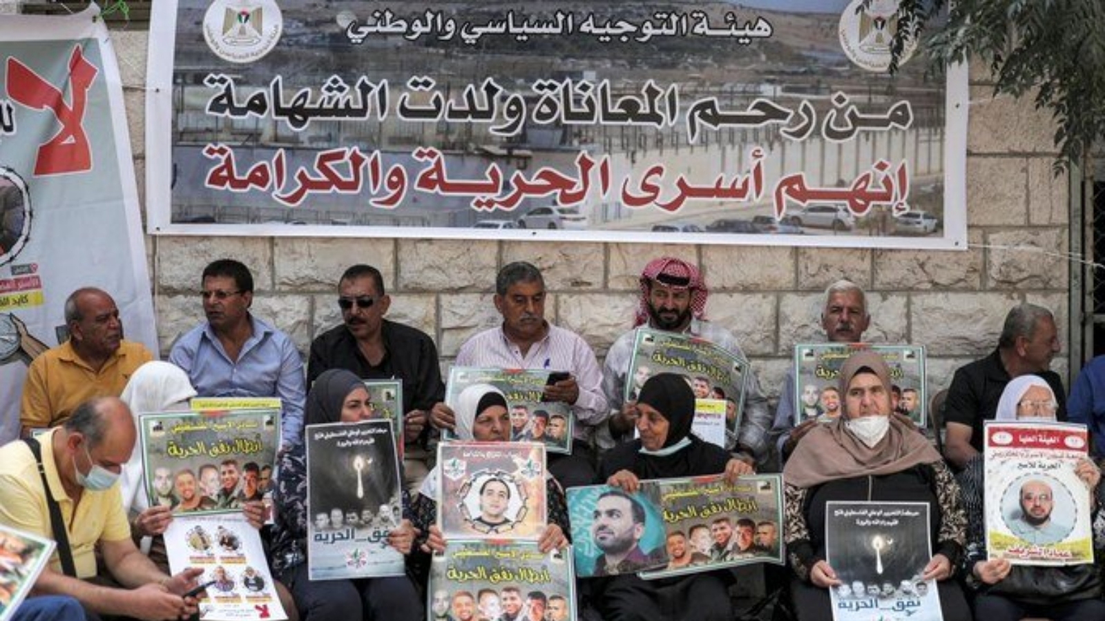 أشخاص يتجمعون لدعم الأسرى الفلسطينيين المحتجزين في السجون الإسرائيلية، خارج مكاتب اللجنة الدولية للصليب الأحمر، رام الله، الضفة الغربية. بتاريخ 14 أيلول/ سبتمبر 2021.