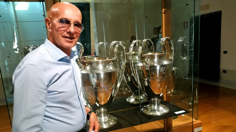 المدرب الايطالي السابق أريغو ساكي إلى جانب الالقاب التي أحرزها مع ميلان في متحف سان روكو في فوزينيانو في 8 أيلول/سبتمبر 2021