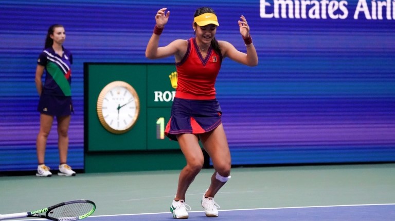 البريطانية إيما رادوكانو تحتفل بتتويجها بلقب بطولة الولايات المتحدة في كرة المضرب في نيويورك في 11 ايلول/سبتمبر 2021.