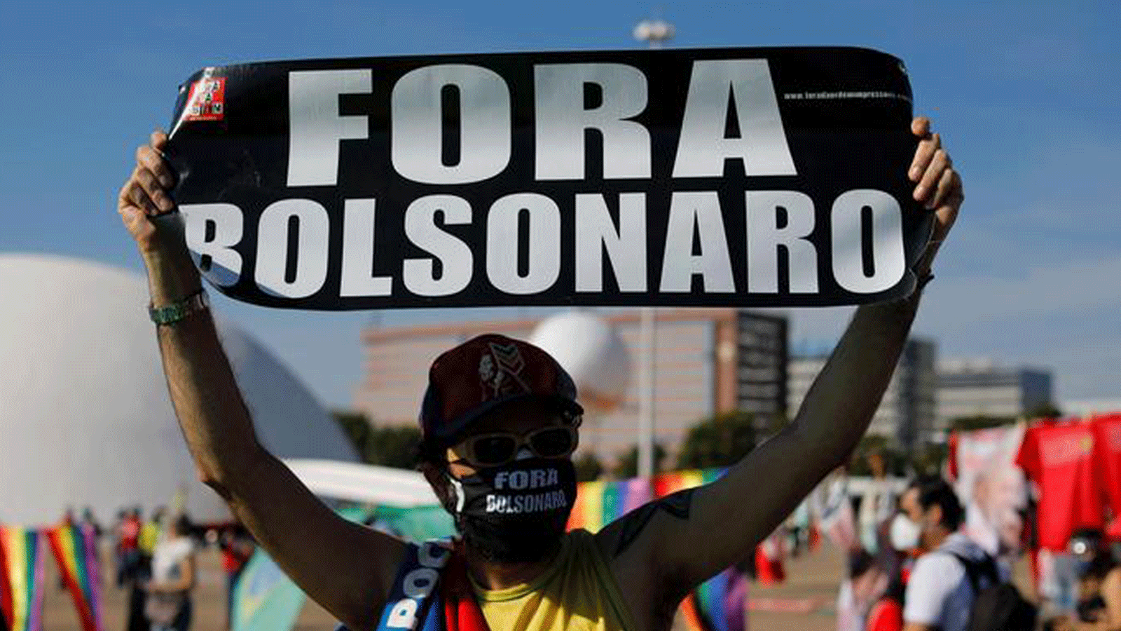 متظاهر يحمل لافتة مطالباً برحيل بولسونارو خلال مظاهرة في برازيليا