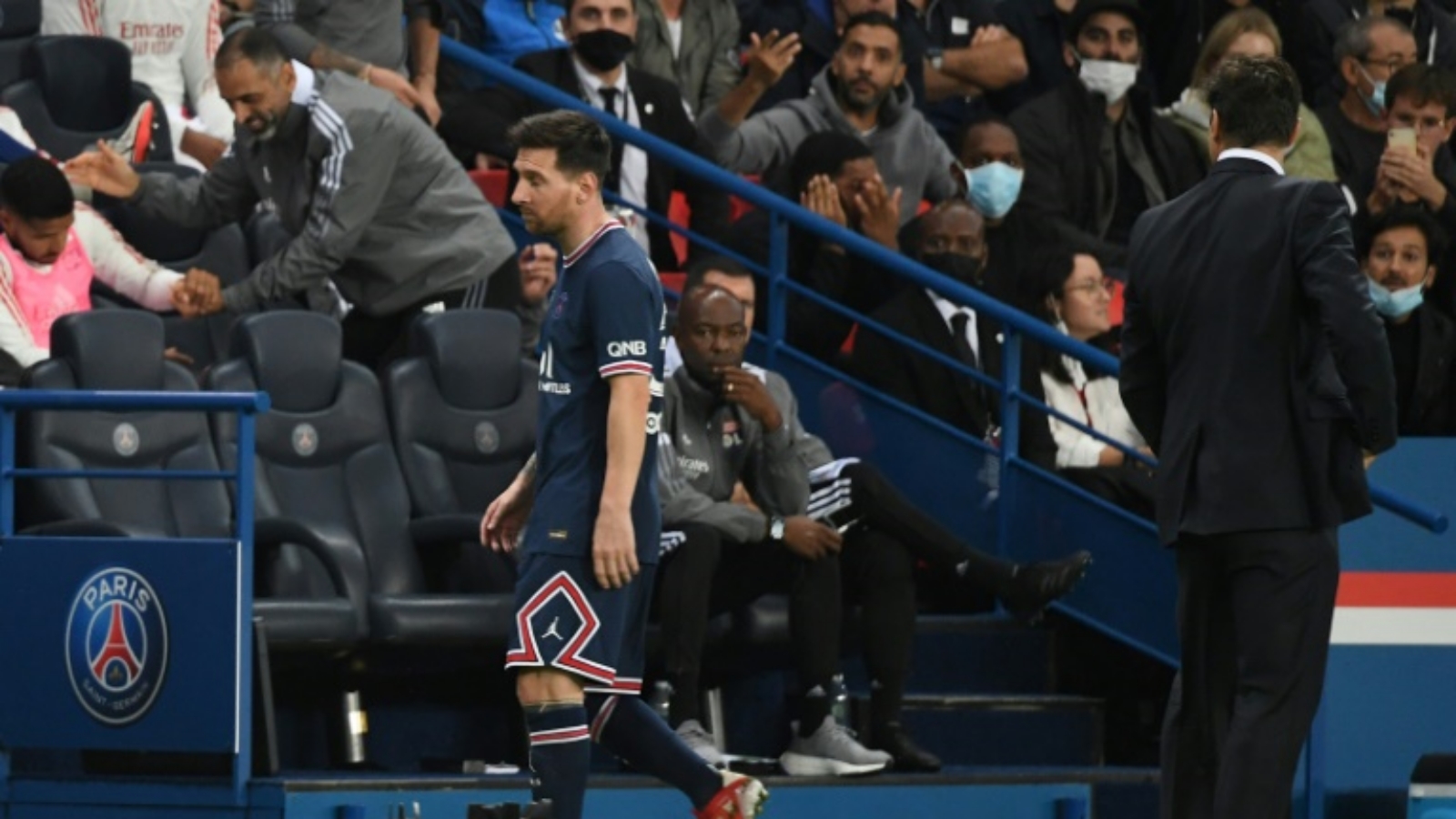 النجم الأرجنتيني ليونيل ميسي لدى استبداله خلال مباراة فريقه ضد ليون في الدوري الفرنسي وبدا مدربه ومواطنه ماوريسيو بوكيتينو إلى اليمن. في 19 أيلول/سبتمبر 2021