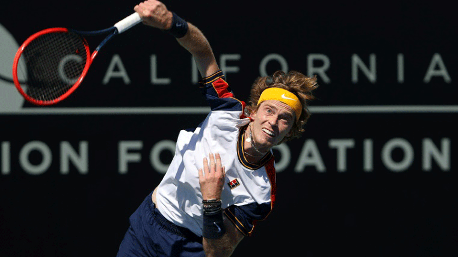 الروسي أندري روبليف يرسل الكرة خلال ربع نهائي سان دييغو ضد الأرجنتيني شفارتسمان