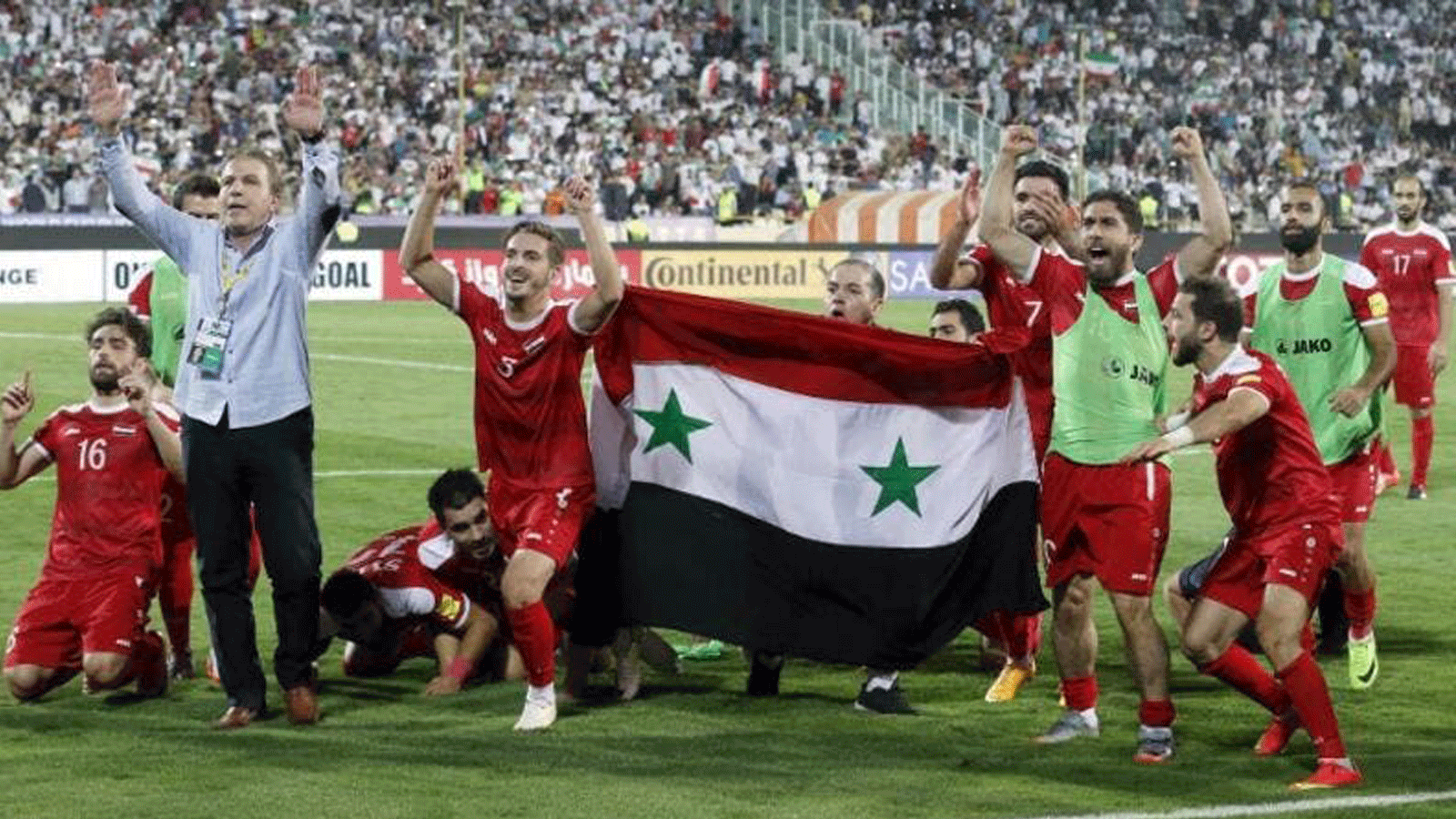 لاعبو سوريا يحتفلون بنهاية مباراة كرة القدم المؤهلة لكأس العالم 2018 ضد إيران في 5 سبتمبر 2017