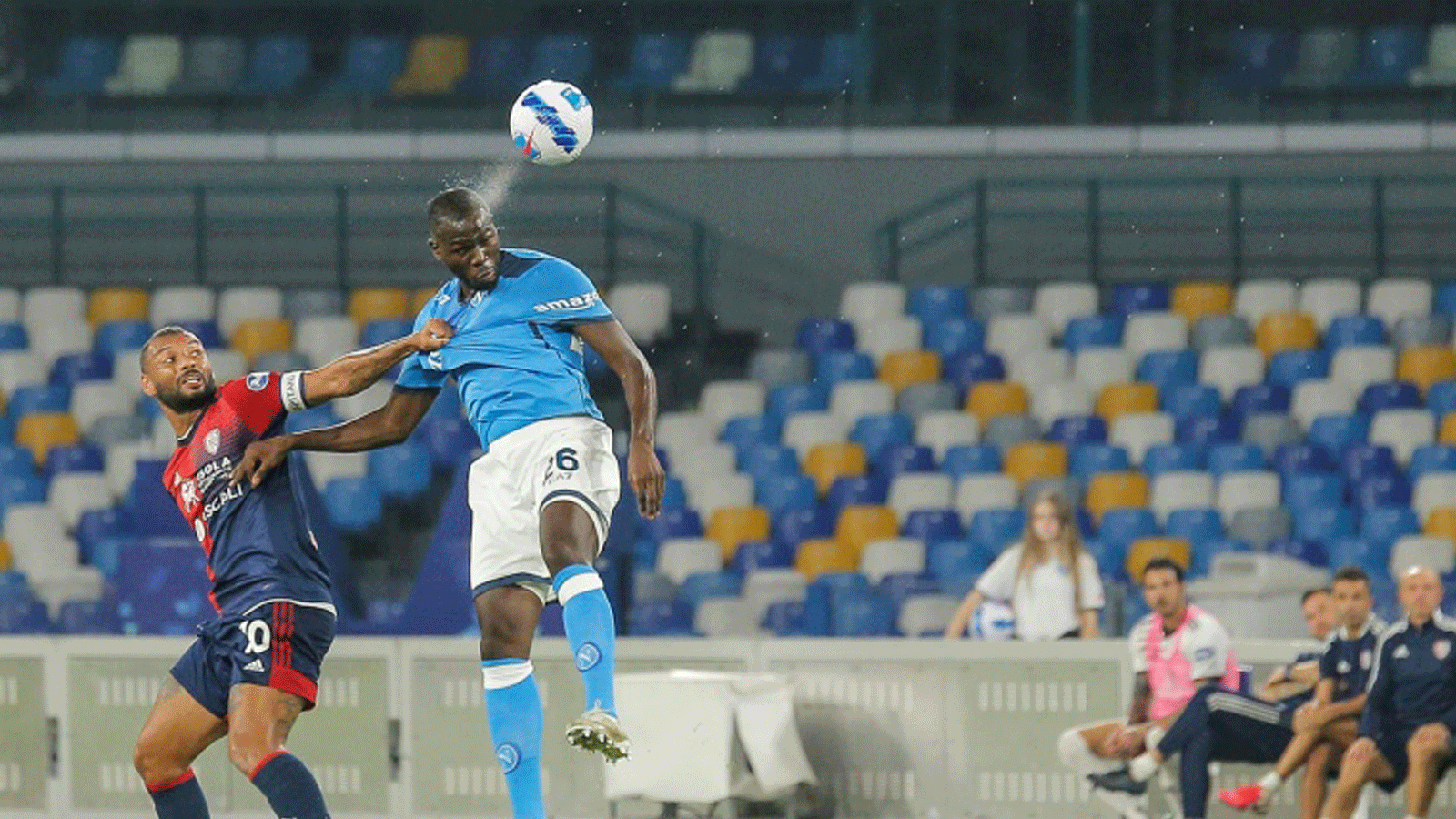 مدافع نابولي الدولي السنغالي كاليدو كوليبالي (يمين) خلال المباراة ضد كالياري في الدوري الإيطالي في السادس من أيلول/سبتمبر 2021.