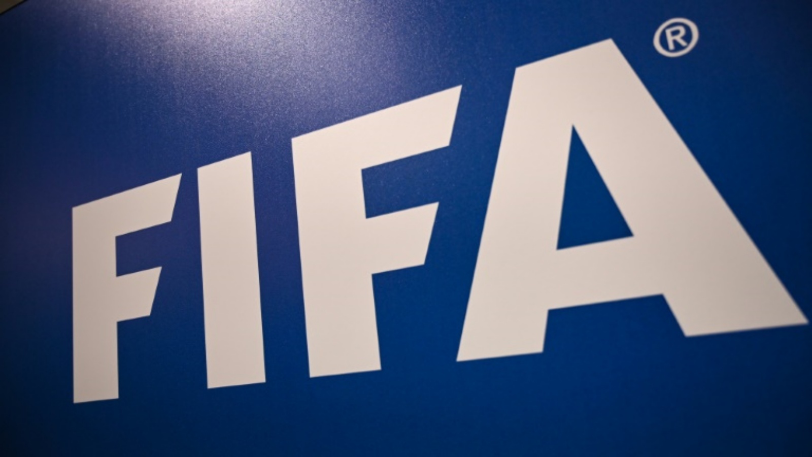 صورة تظهر شعار الإتحاد الدولي لكرة القدم.