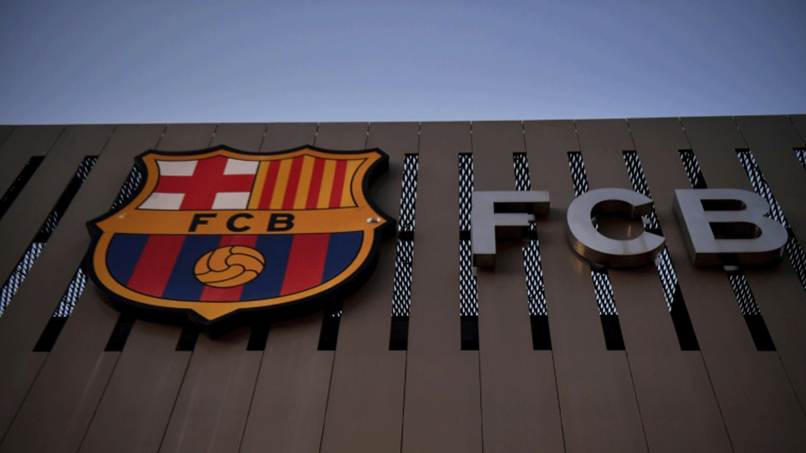 شعار نادي برشلونة على واجهة ملعب كامب نو